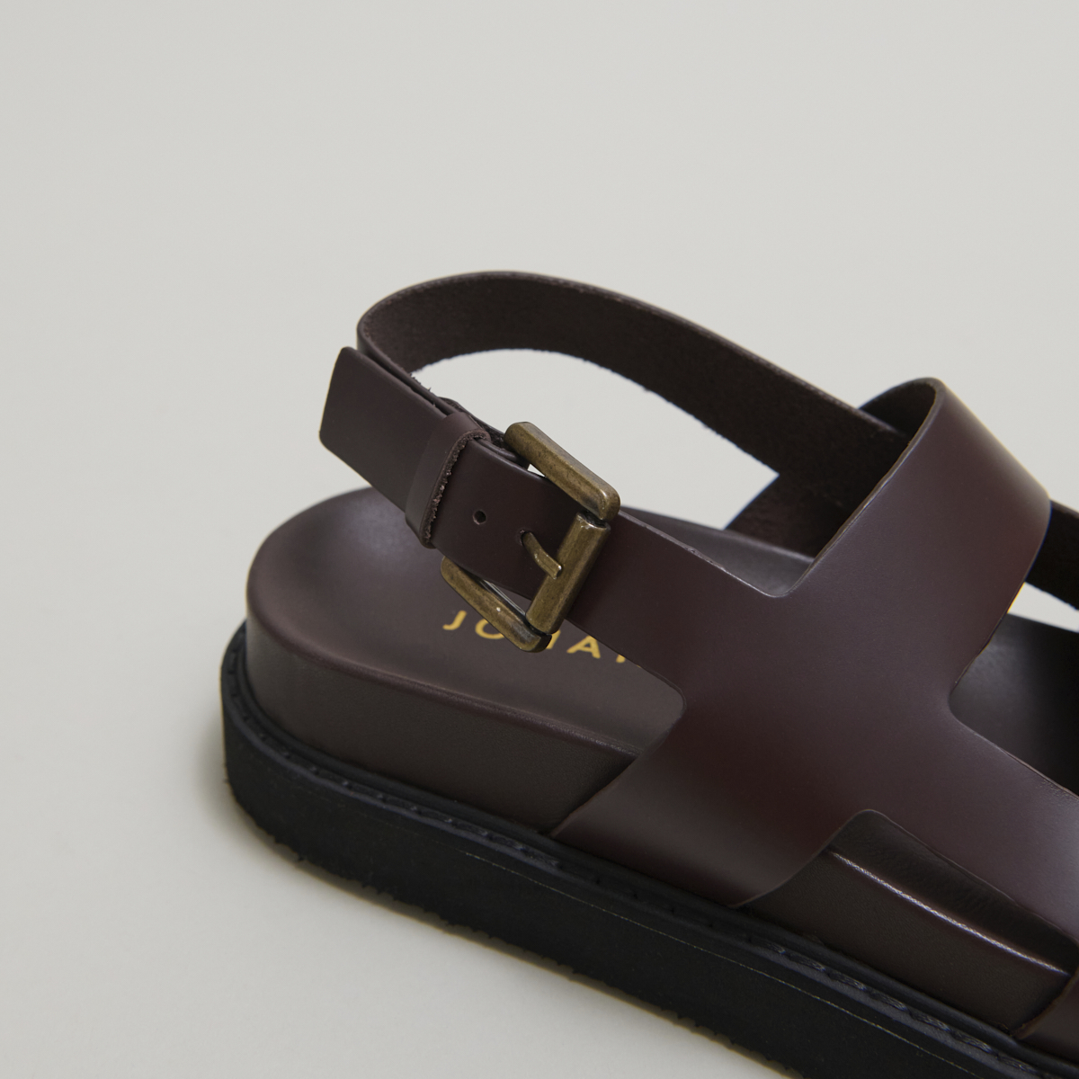 Cross-strap sandals in dark brown glazed leather | LAGUNE