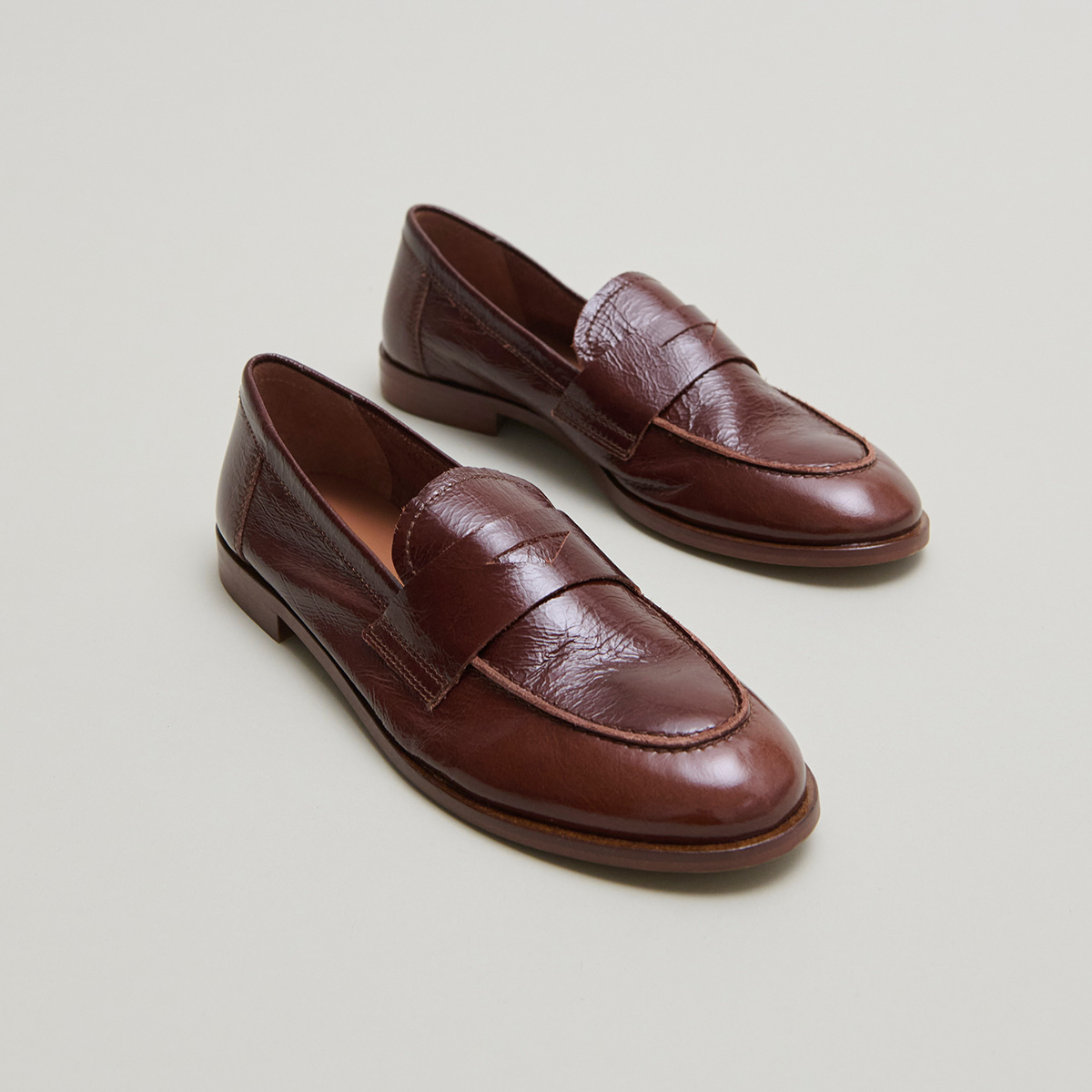 Round-toe loafers in brown shiny leather | THELMA