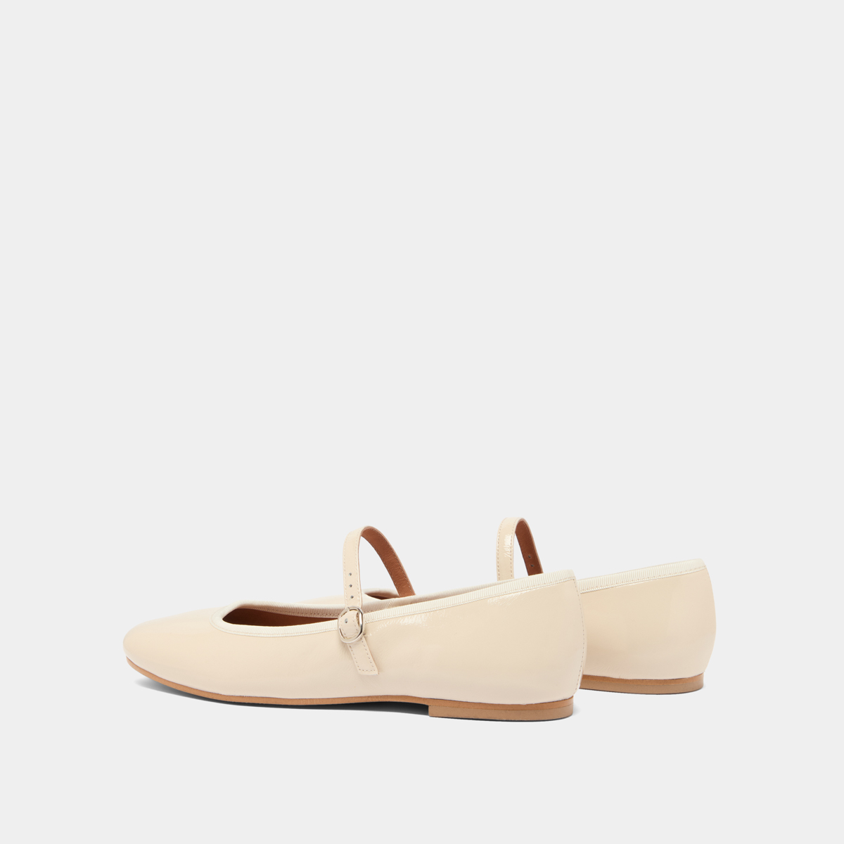 Ballet flats with straps in ecru pleated varnish | DOUCEUR