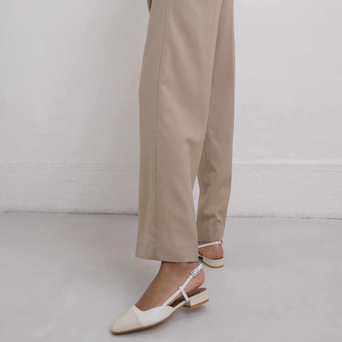 Slingbacks ballet flats in ecru patent and leather | DHAPOU