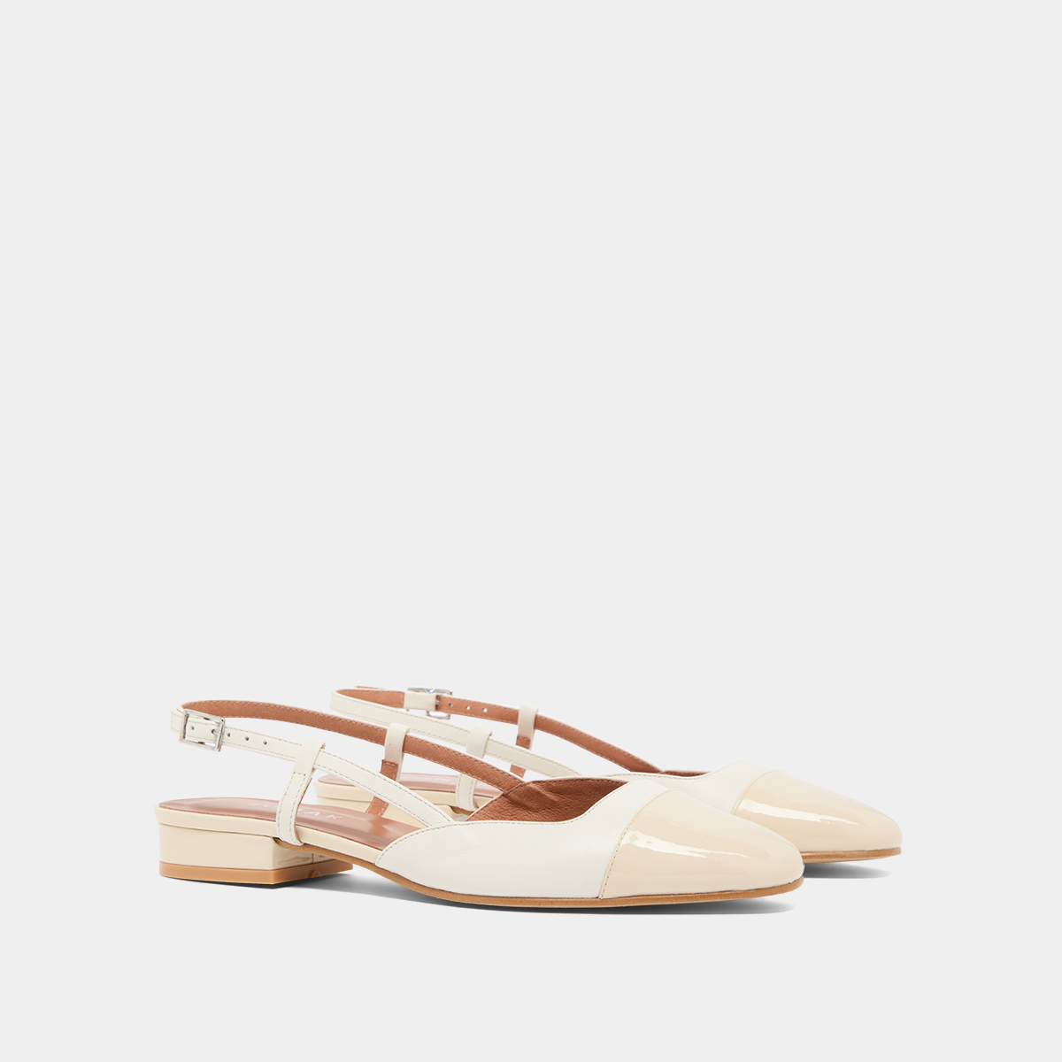 Slingbacks ballet flats in ecru patent and leather | DHAPOU