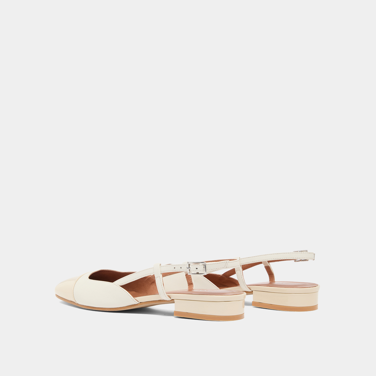 Slingbacks ballet flats in ecru patent and leather | DHAPOU