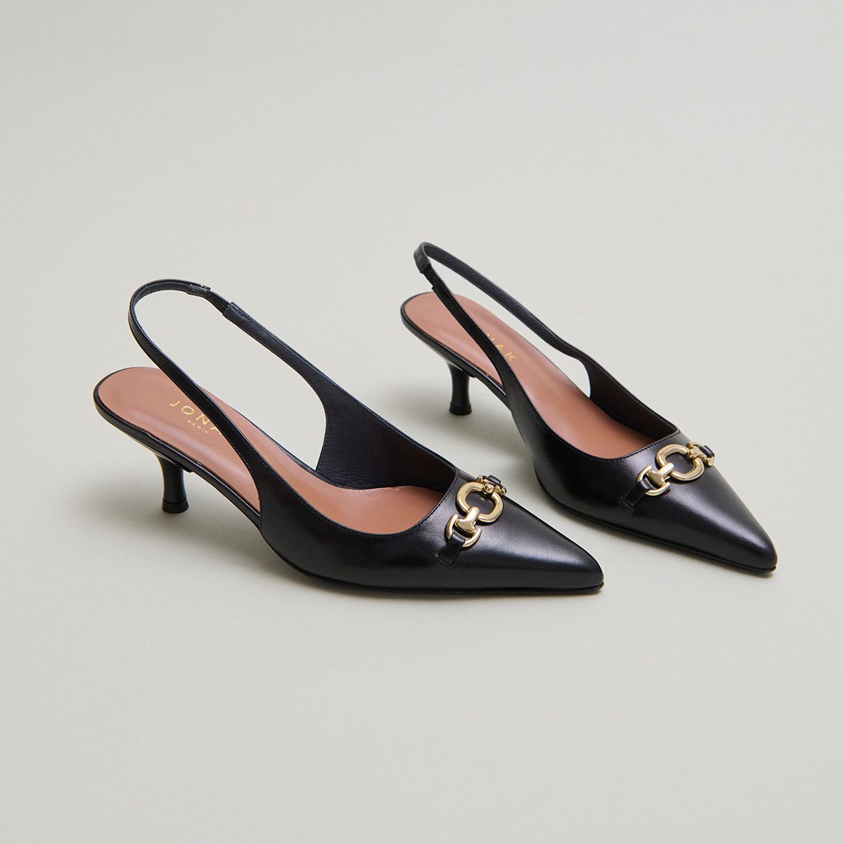 Pumps with gold bits in black leather | DATURA