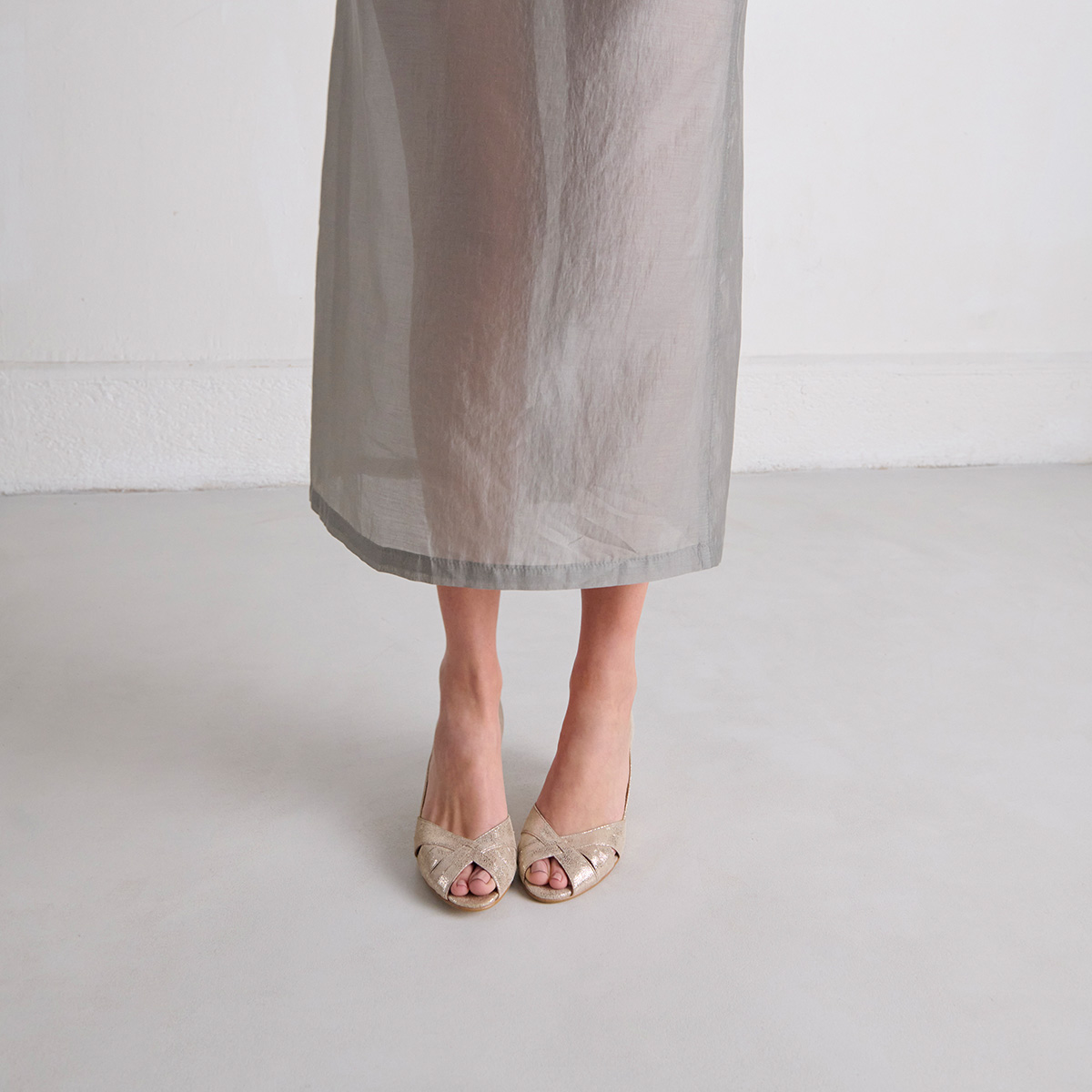 Low heeled pumps in platinum laminated velvet | DAMIENNE