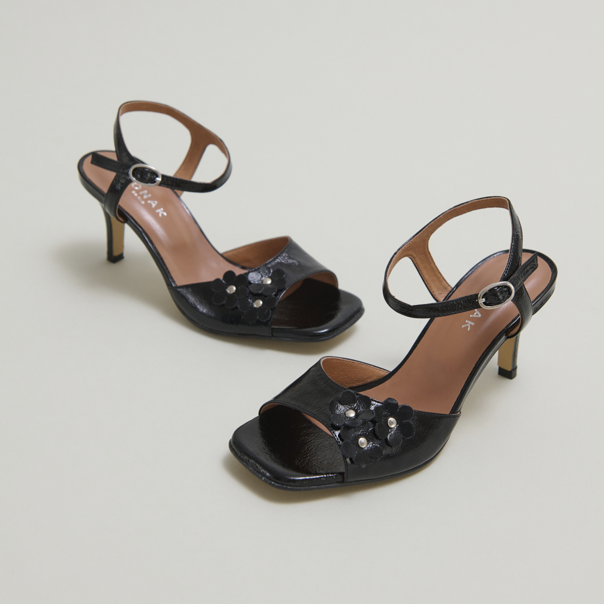 Heeled sandals with flowers in black shiny leather | VAVA