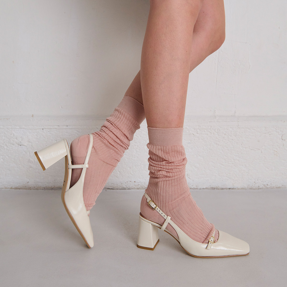 Heeled slingbacks in ecru shiny leather | DADELLE
