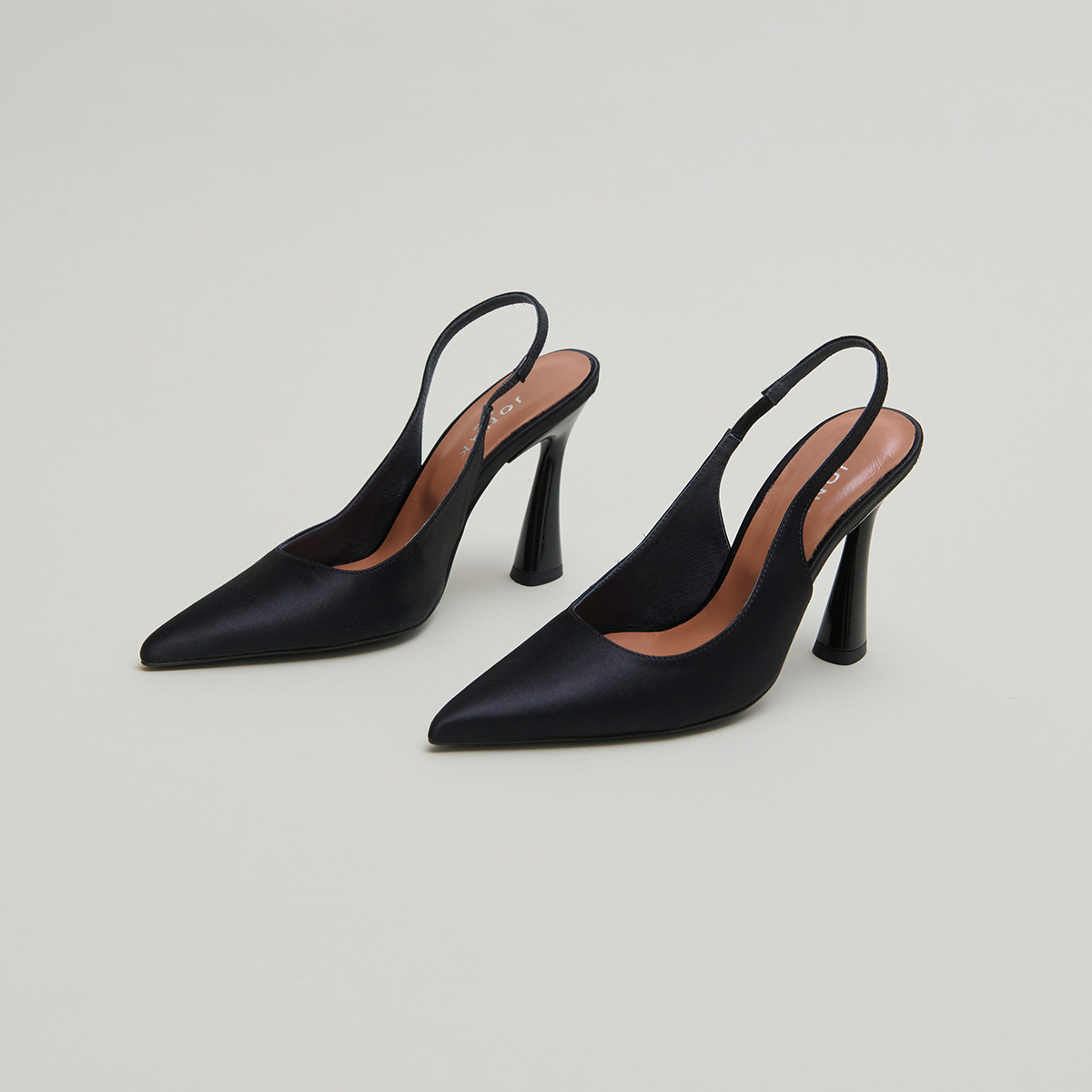 Pointed-toe slingbacks in black satin | DRESSY