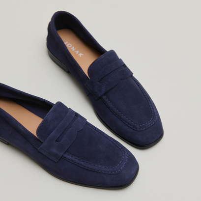 Loafers with flat heels and rounded toes in navy velvet | aca