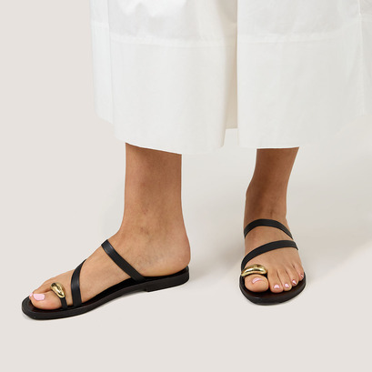 Sandals with slender straps and gold details in black leather | WIFE