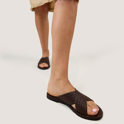Plagettes with wide criss-cross straps in dark brown leather | witch