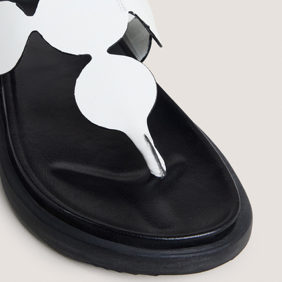 Sandals with adjustable straps in ecru leather | wind