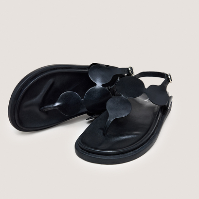 Sandals with adjustable straps in black leather | WIND