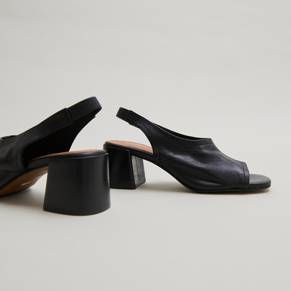 Open-toe sandals in black leather | brownie