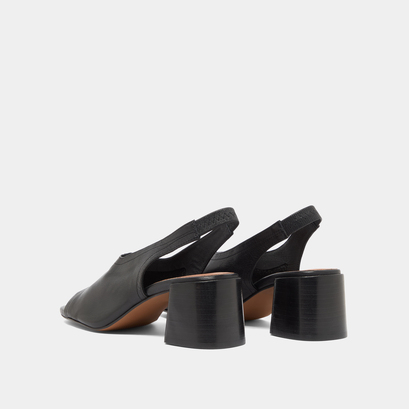 Open-toe sandals in black leather | brownie