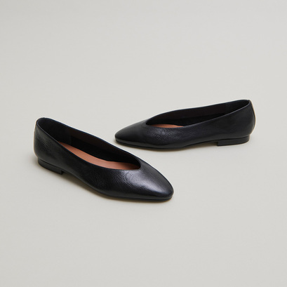 Pointed-toe ballet flats in black distressed leather | dassus
