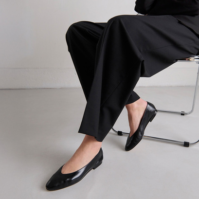 Pointed-toe ballet flats in black distressed leather | dassus