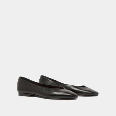 Pointed-toe ballet flats in black distressed leather | dassus