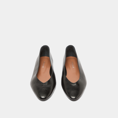 Pointed-toe ballet flats in black distressed leather | dassus