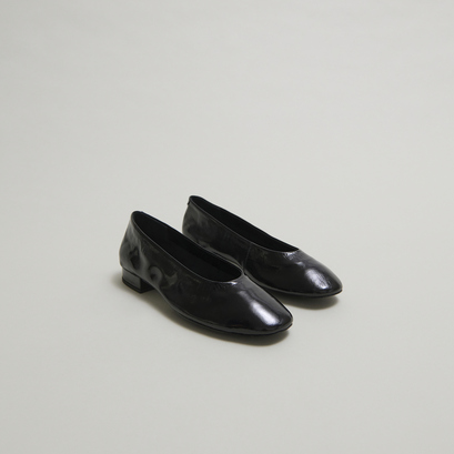 Ballet flats with small heels in black pleated varnish | lea