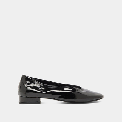 Ballet flats with small heels in black pleated varnish | lea