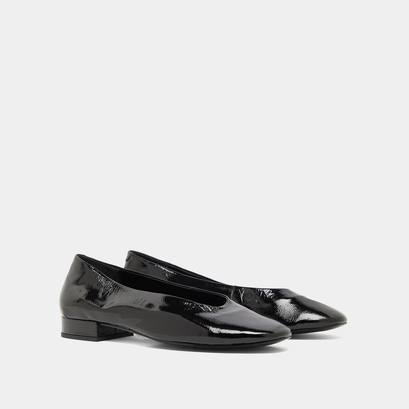 Ballet flats with small heels in black pleated varnish | lea