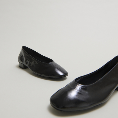 Ballet flats with small heels in black pleated varnish | lea