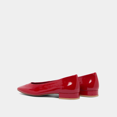 Ballet flats with small heels in red pleated varnish | lea