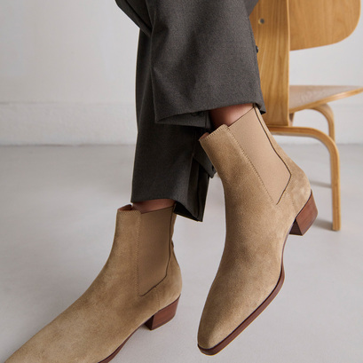 Lowoots with slight bevelled heels and pointed toes in taupe suede | papaye