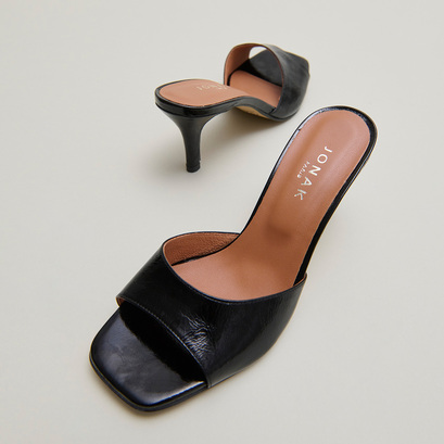 Mules with small heels in black shiny leather | vertigo