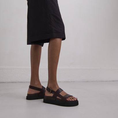 Cross-strap sandals in dark brown glazed leather | lagune
