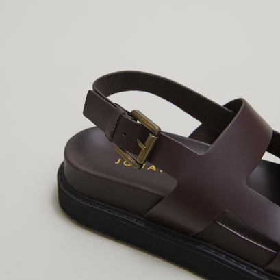 Cross-strap sandals in dark brown glazed leather | lagune