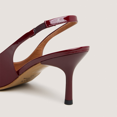 Pumps with pointed toes in burgundy varnish | diamantine