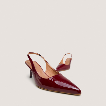 Pumps with pointed toes in burgundy varnish | diamantine