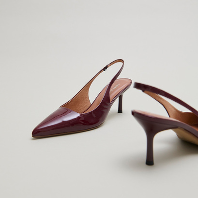 Pumps with pointed toes in burgundy varnish | diamantine