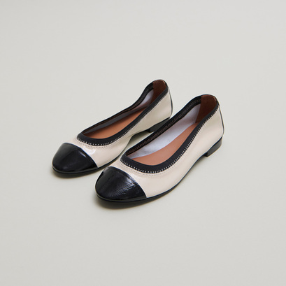 Ballet flats with rounded toes and topstitching in black pleated varnish and ecru pleated varnish | dabelle