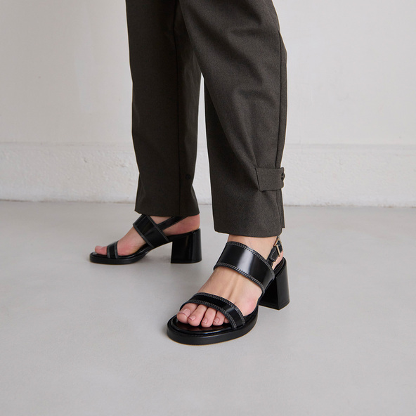 Heeled sandals in black glazed leather | BLONDINE