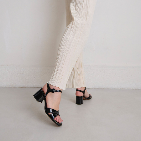 Heeled sandals in black pleated varnish | BRIELLA
