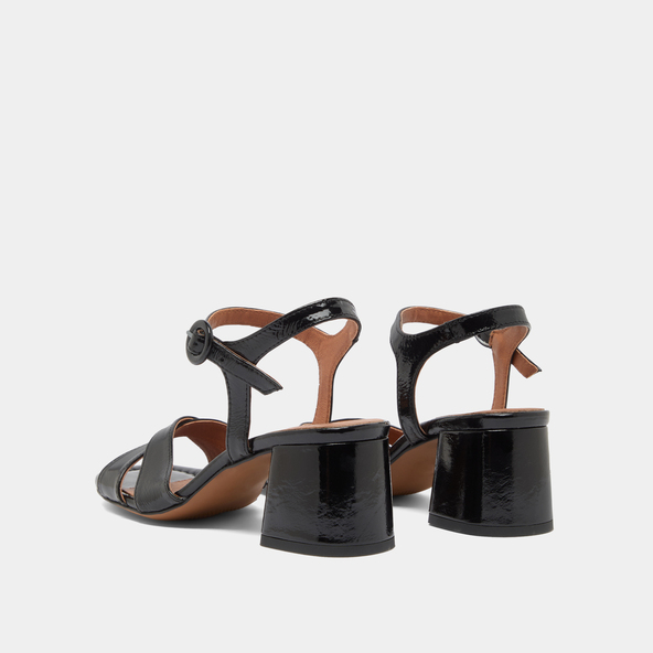 Heeled sandals in black pleated varnish | BRIELLA