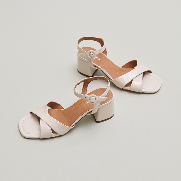 Heeled sandals in ecru pleated varnish | BRIELLA