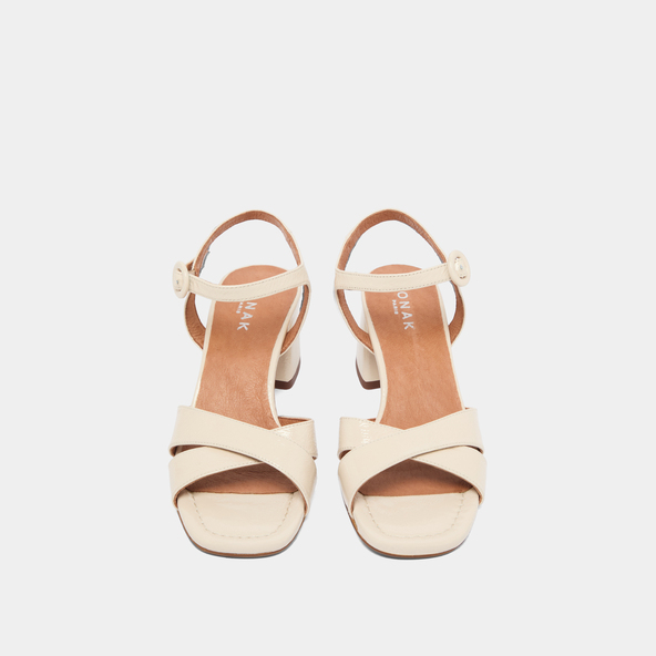 Heeled sandals in ecru pleated varnish | BRIELLA