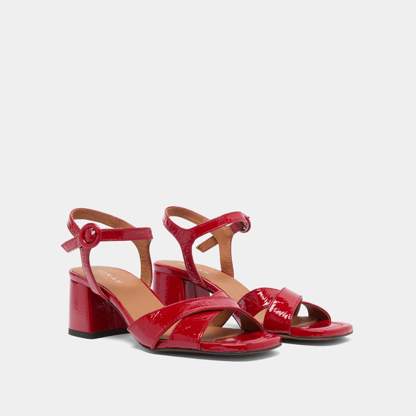 Heeled sandals in red pleated varnish | BRIELLA