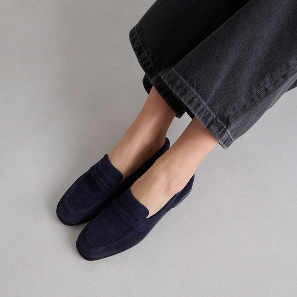 Loafers with flat heels and rounded toes in navy velvet | ACA