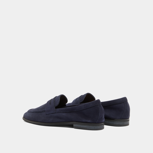 Loafers with flat heels and rounded toes in navy velvet | ACA