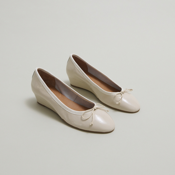 Wedge ballerinas in ecru pleated varnish | AIRELLE