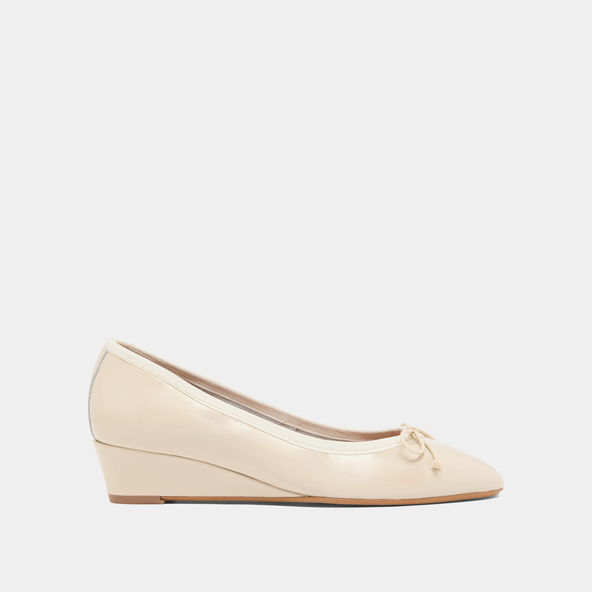 Wedge ballerinas in ecru pleated varnish | AIRELLE