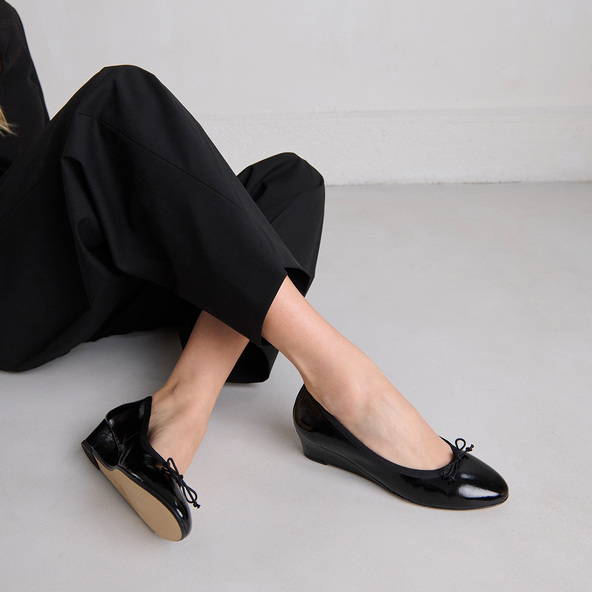 Wedge ballerinas in black pleated varnish | AIRELLE