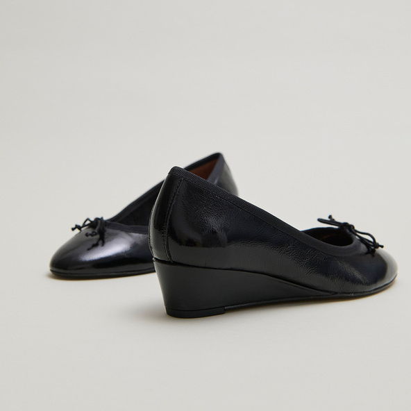 Wedge ballerinas in black pleated varnish | AIRELLE