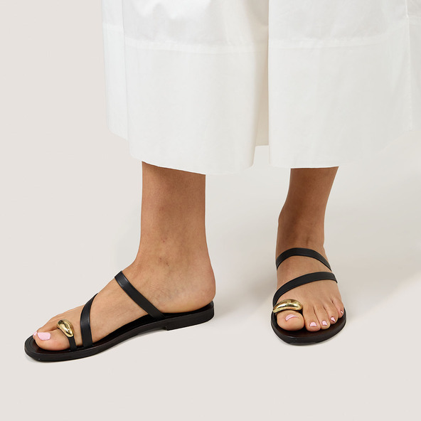 Sandals with slender straps and gold details in black leather | WIFE