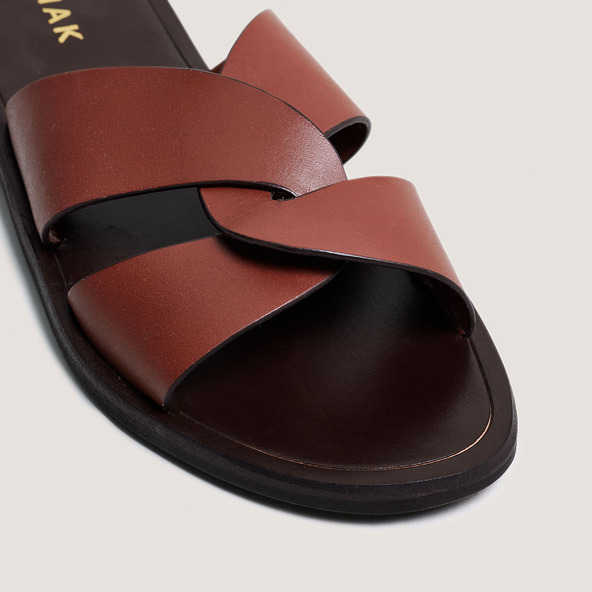 Plagettes with wide criss-cross straps in cognac leather | WINKO
