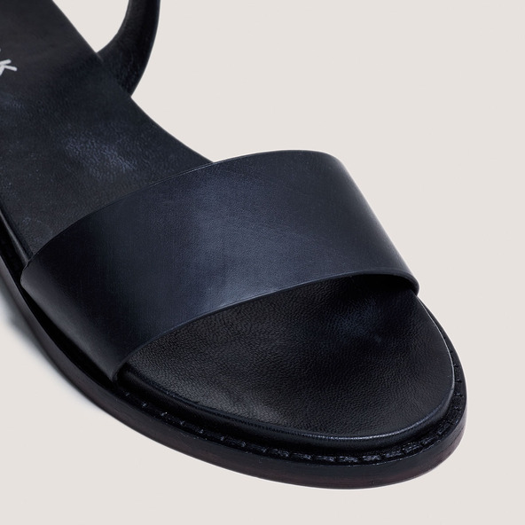 Sandals with straps and adjustable buckles in black leather | WIK